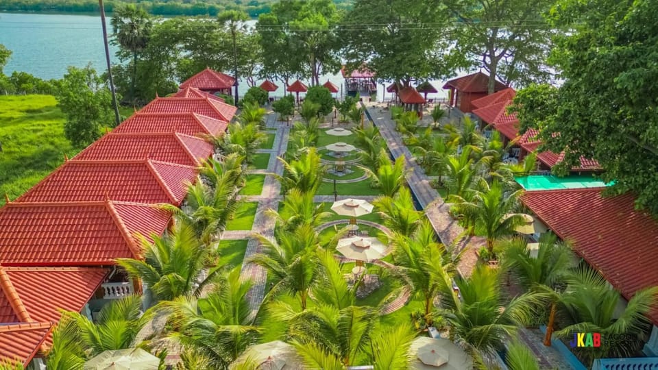 Property building, Day, Natural landscape, Garden, Garden view