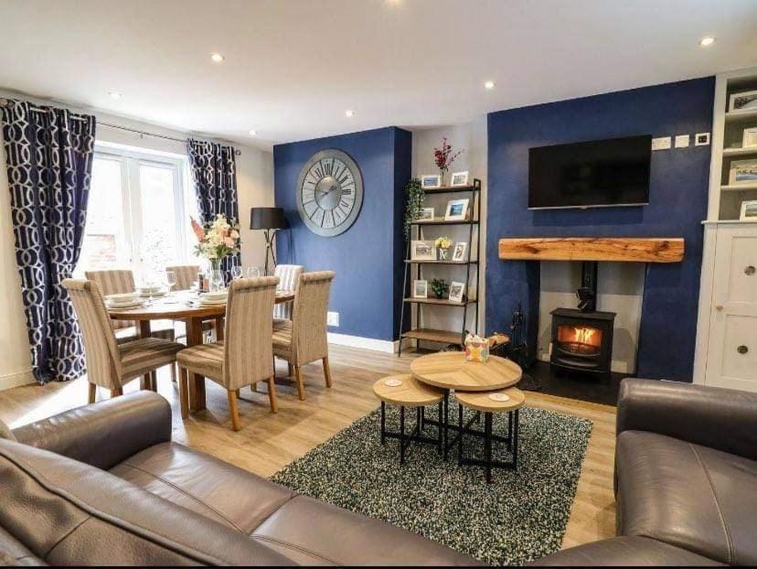 TV and multimedia, Living room, Seating area, Dining area