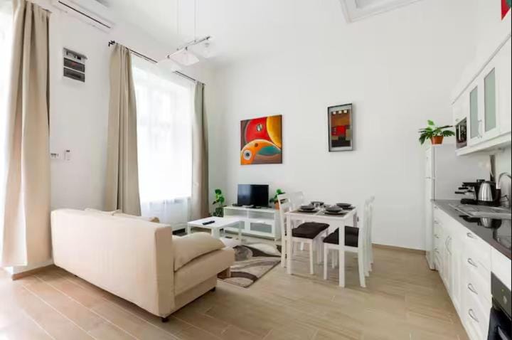 R39 Twin I and II - Center Market Garden Studios with AC Apartment in Budapest