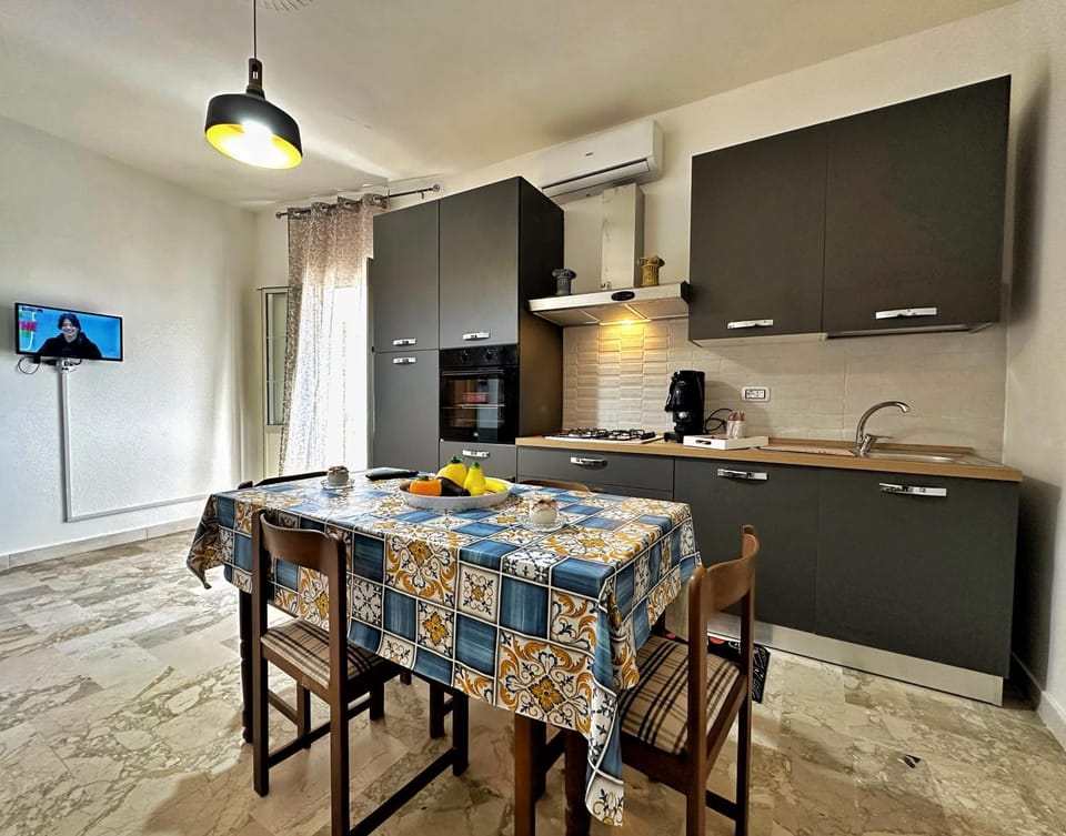 TV and multimedia, Kitchen or kitchenette, Dining area, minibar, oven, stove