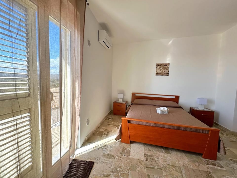 Bed, Photo of the whole room, Bedroom, internet, towels, air conditioner