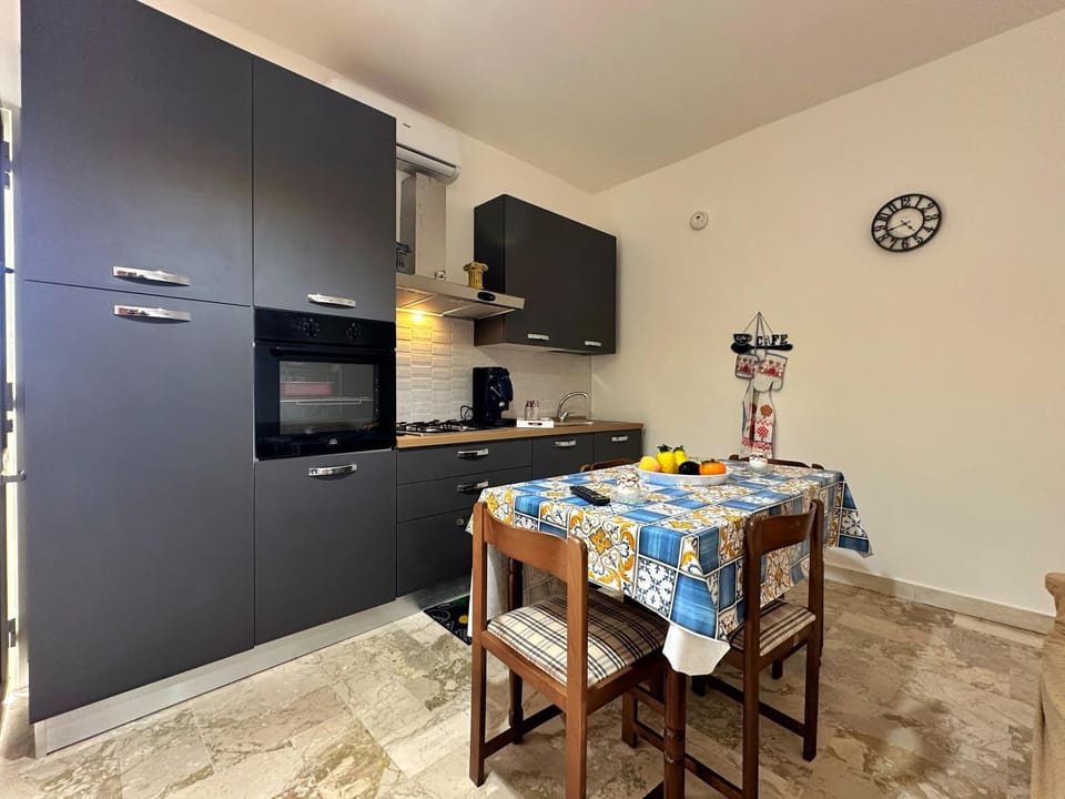 Kitchen or kitchenette, Dining area, minibar, oven, stove