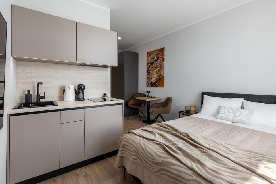 Bed, Coffee/tea facilities, Kitchen or kitchenette, Photo of the whole room, Bedroom