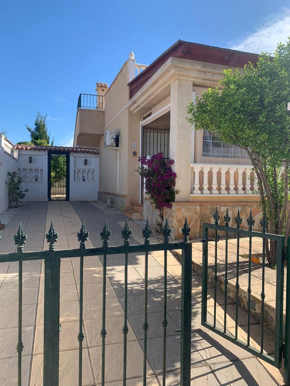 Property building, Balcony/Terrace, Parking