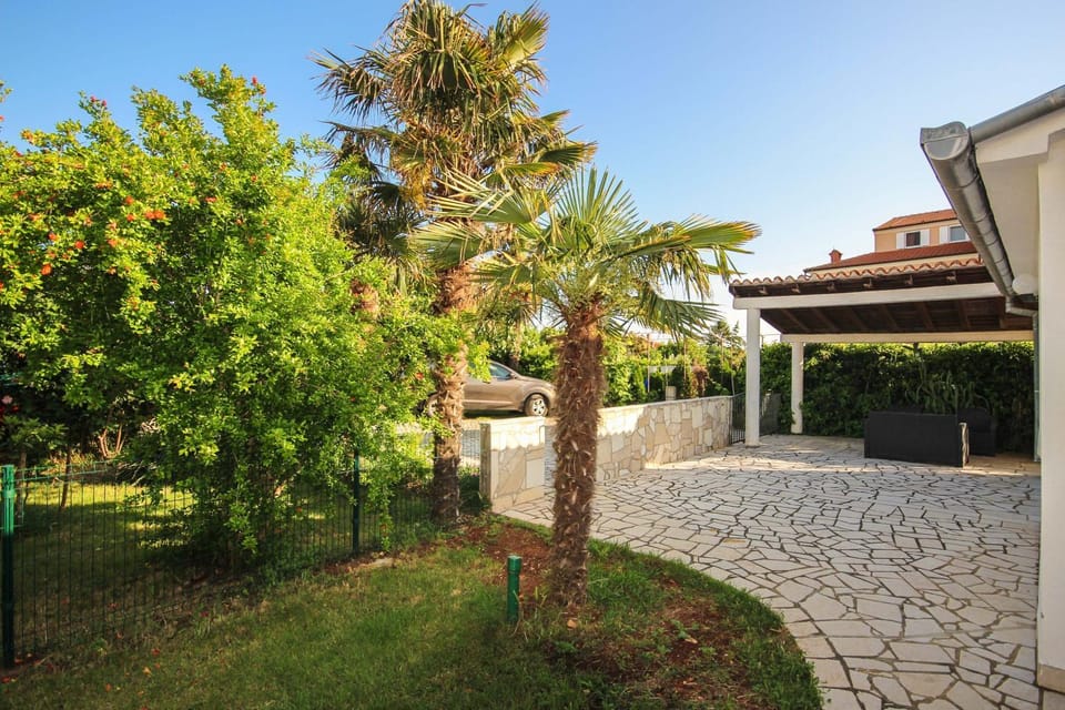 Property building, Facade/entrance, Garden