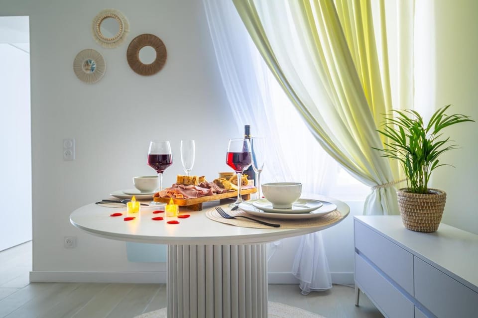 Food and drinks, Dining area, Food, Dinner, Drinks, Alcoholic drinks