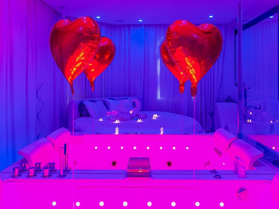 Jacuzzi Privatif, Lit XXL, Suite Romantique, Sofa Tantra, Jardin Apartment in Le Mans