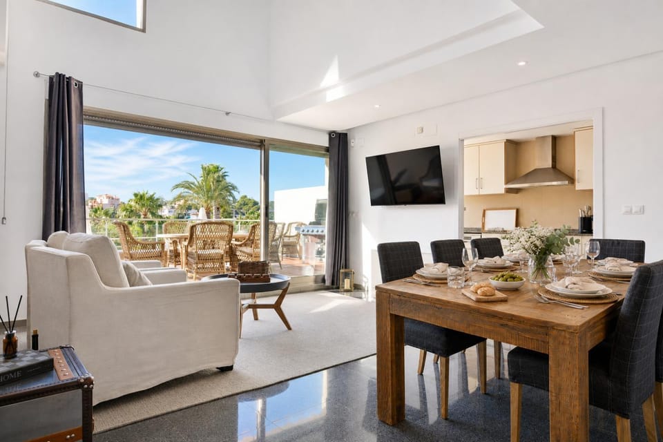 TV and multimedia, Living room, Seating area, Dining area