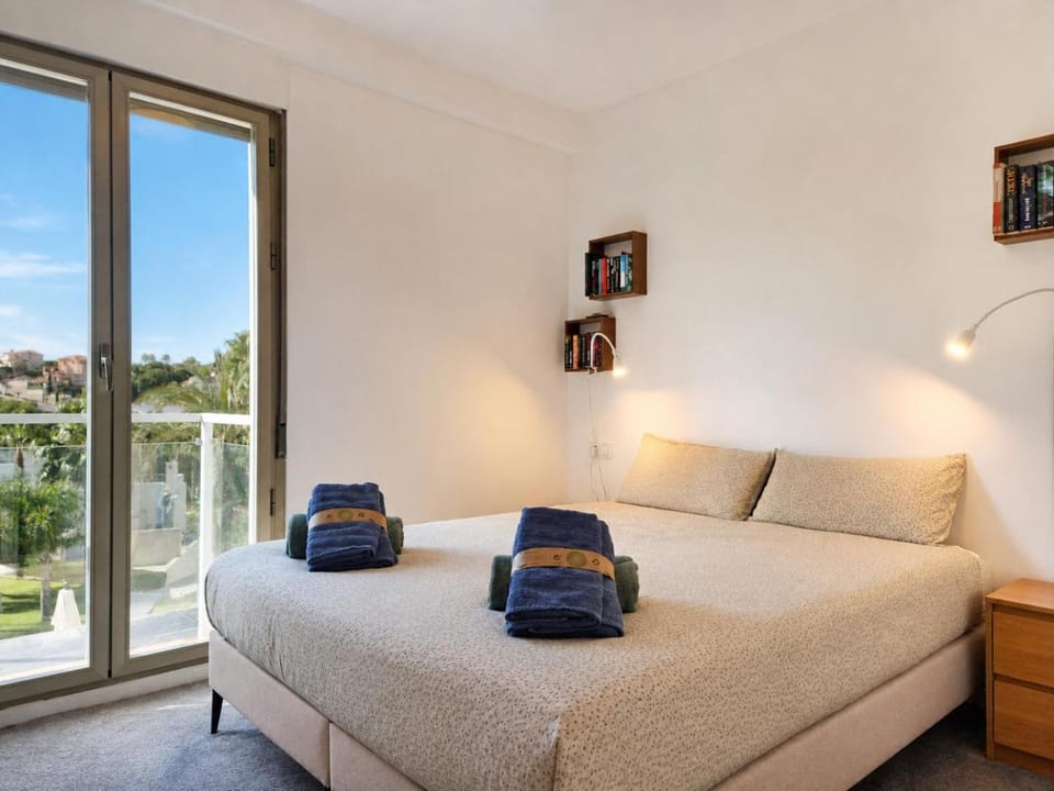 Bed, Bedroom, towels
