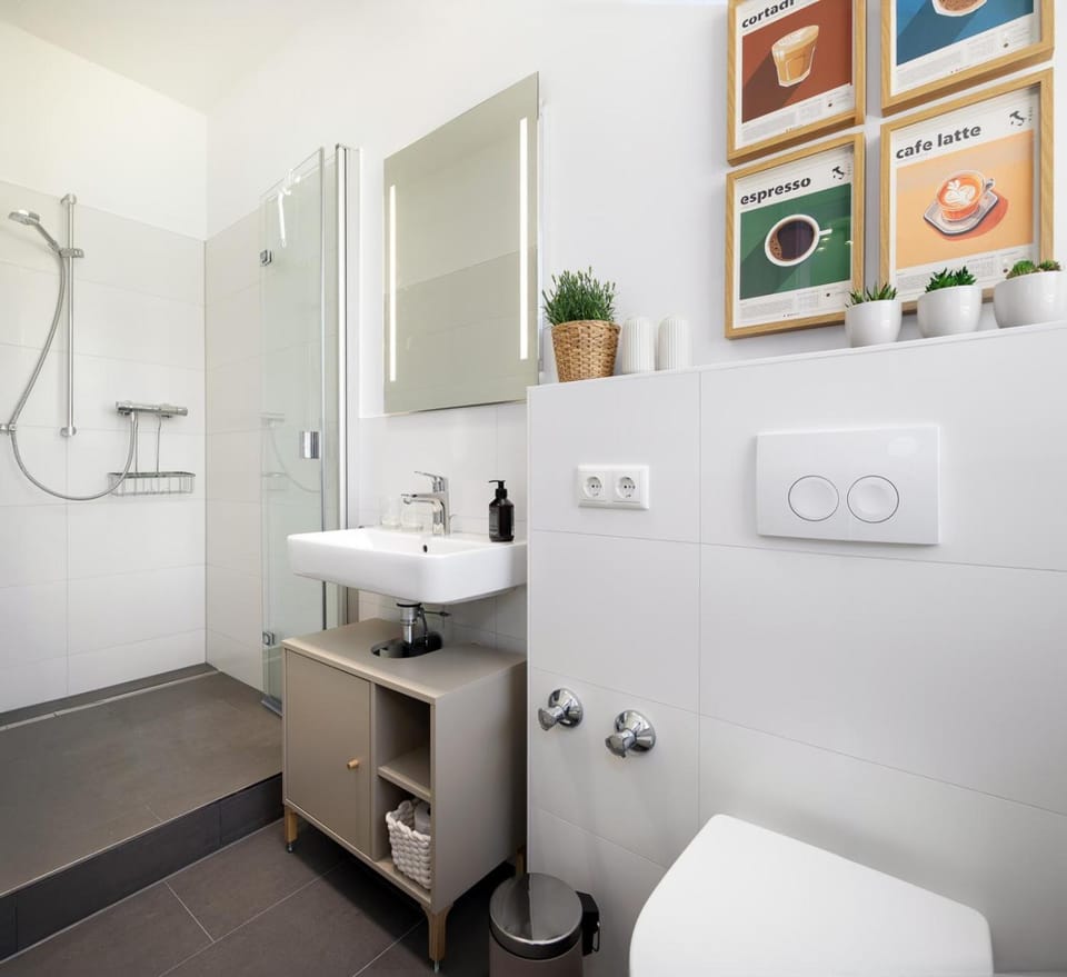 Shower, Toilet, Bathroom, towels