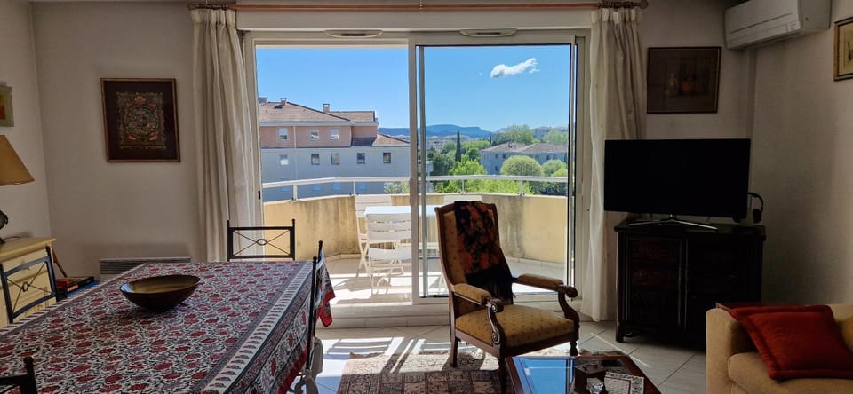 Natural landscape, TV and multimedia, View (from property/room), Balcony/Terrace, Living room, Seating area, Dining area
