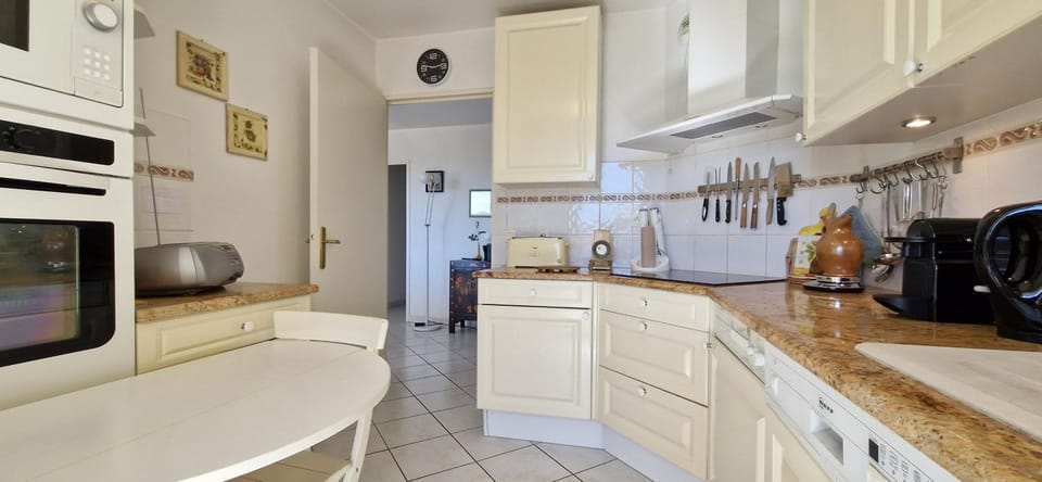 Coffee/tea facilities, Kitchen or kitchenette, dishwasher, oven, stove, toaster