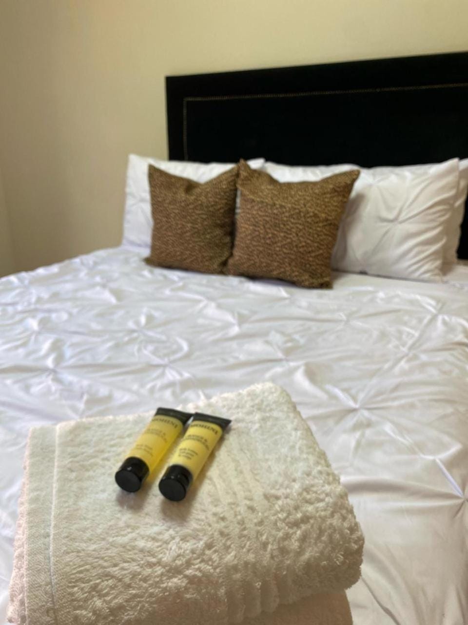 Bed, Bedroom, towels