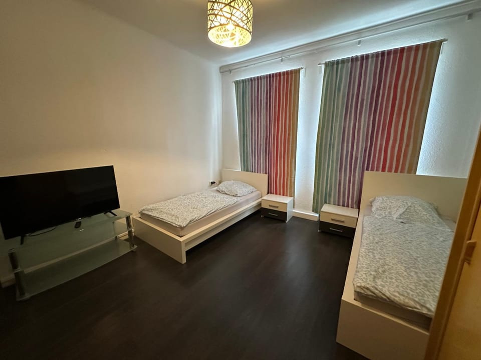 Bed, TV and multimedia, Photo of the whole room, Evening entertainment, Bedroom