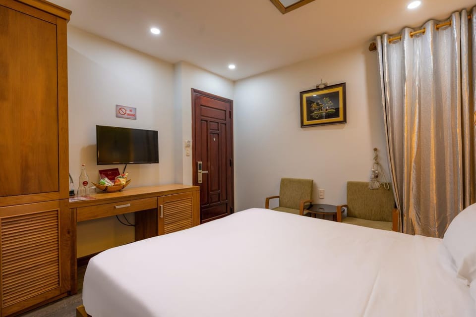 Bed, TV and multimedia, Photo of the whole room, wardrobe