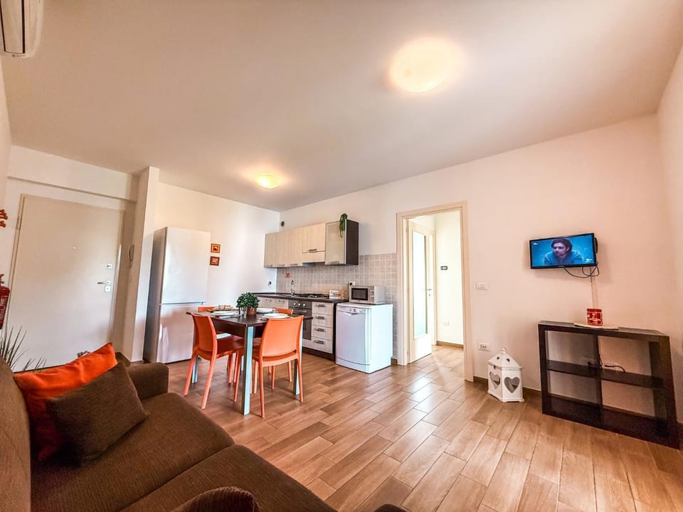 TV and multimedia, Kitchen or kitchenette, Living room, Seating area, Dining area