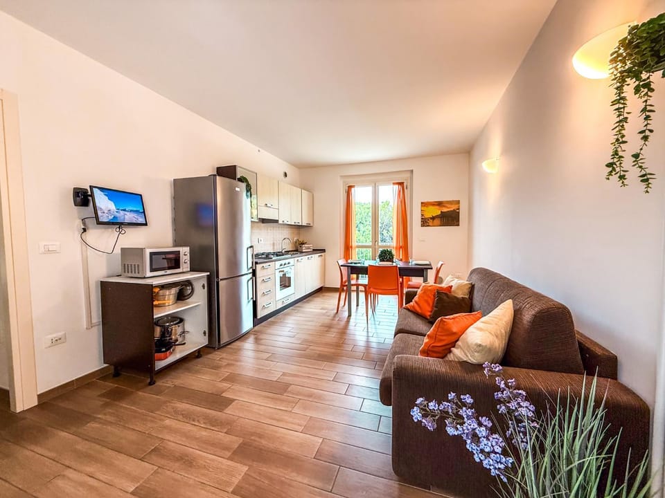 TV and multimedia, Kitchen or kitchenette, Living room, Seating area, Dining area