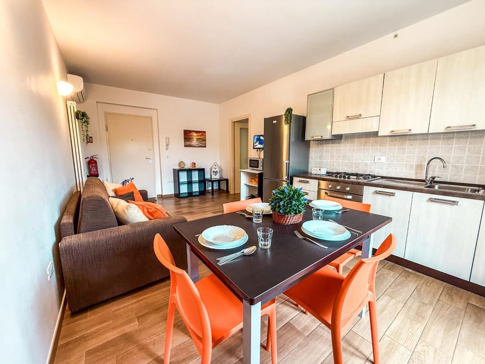 Kitchen or kitchenette, Living room, Seating area, Dining area