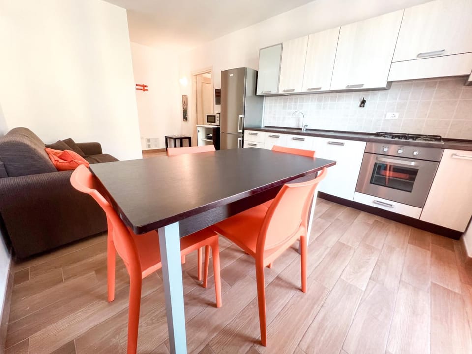 Kitchen or kitchenette, Living room, Seating area, Dining area