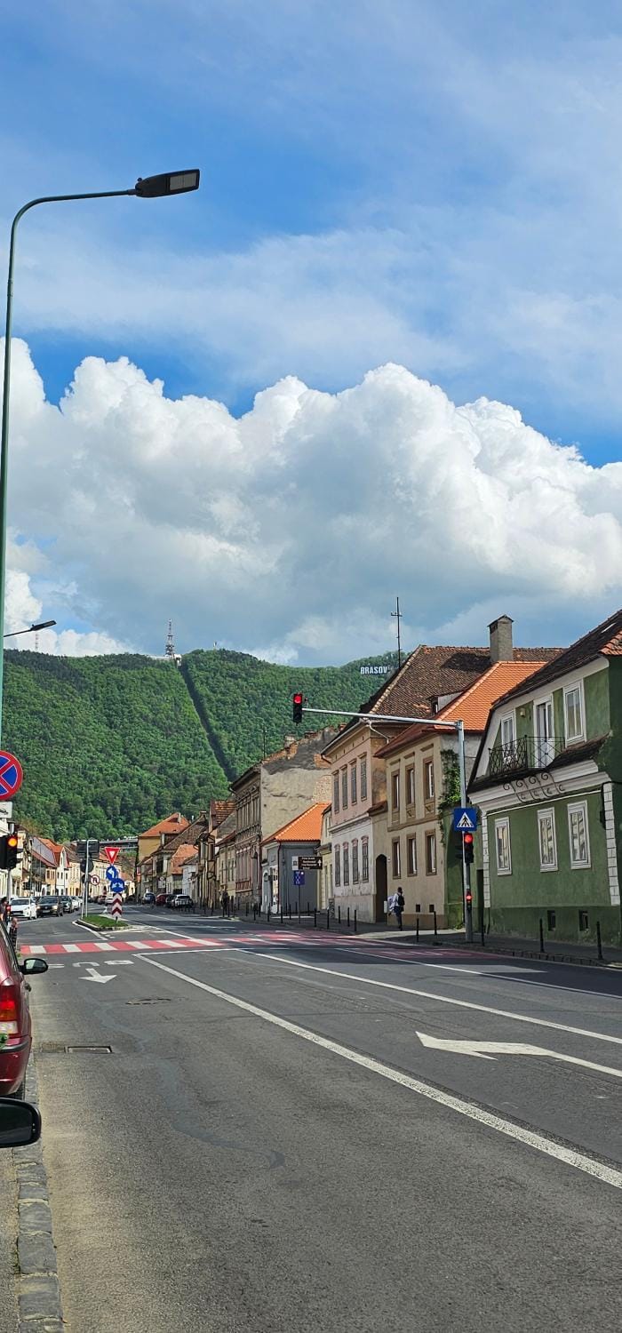 Day, Neighbourhood, Natural landscape, Mountain view, Street view, Location