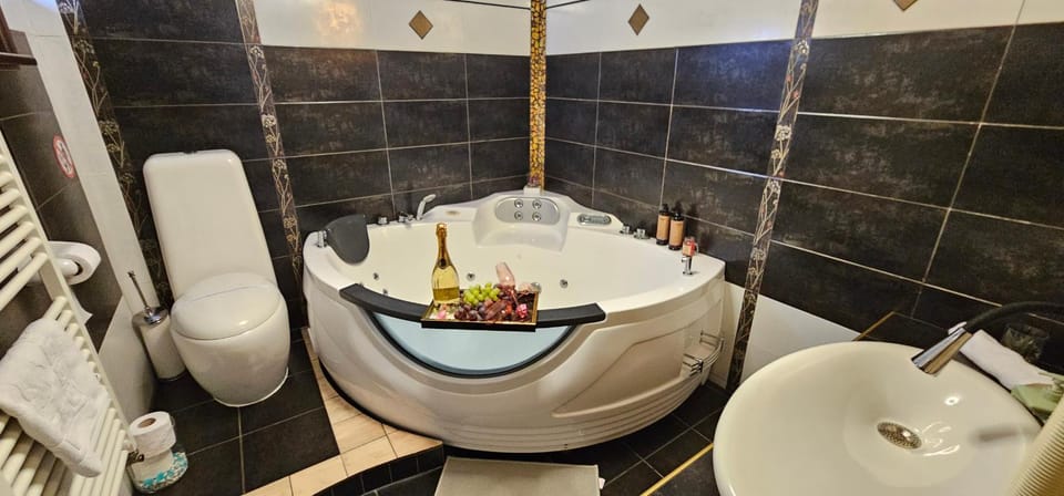Hot Tub, Bathroom, Decorative detail