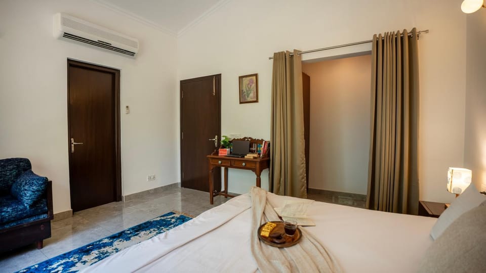Bed, Living room, Photo of the whole room, Seating area, Bedroom, wardrobe