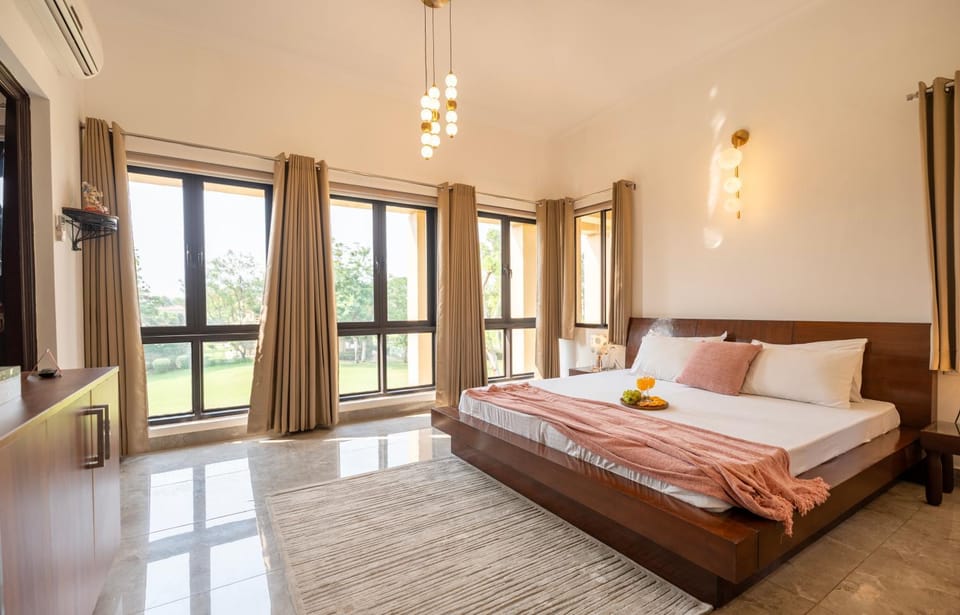 Bed, TV and multimedia, Photo of the whole room, Bedroom, towels