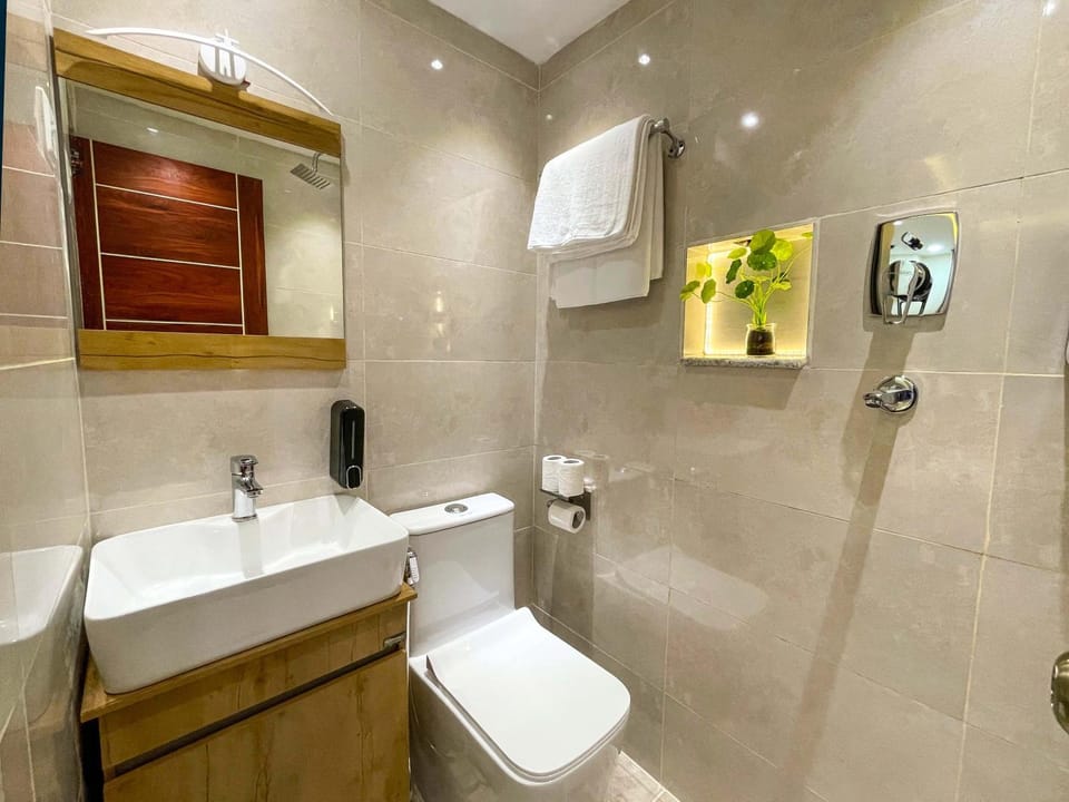Toilet, towels