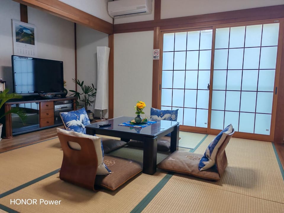 Communal lounge/ TV room, TV and multimedia, Living room, Seating area, air conditioner