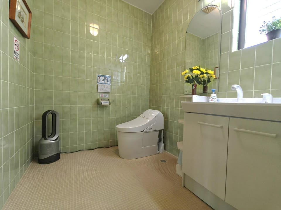 Toilet, towels