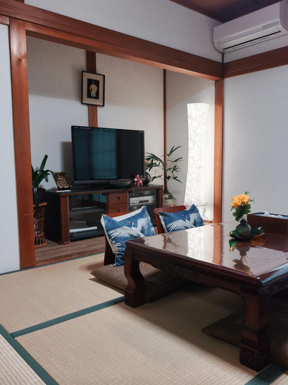 Communal lounge/ TV room, TV and multimedia, Living room, Seating area, air conditioner