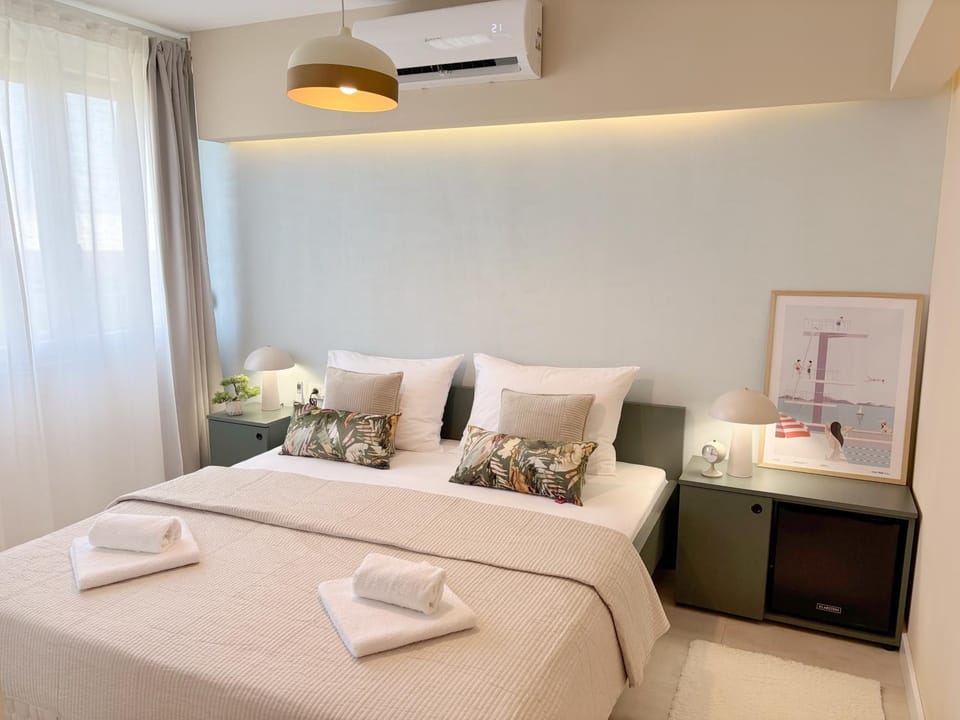 Bed, Bedroom, towels, air conditioner
