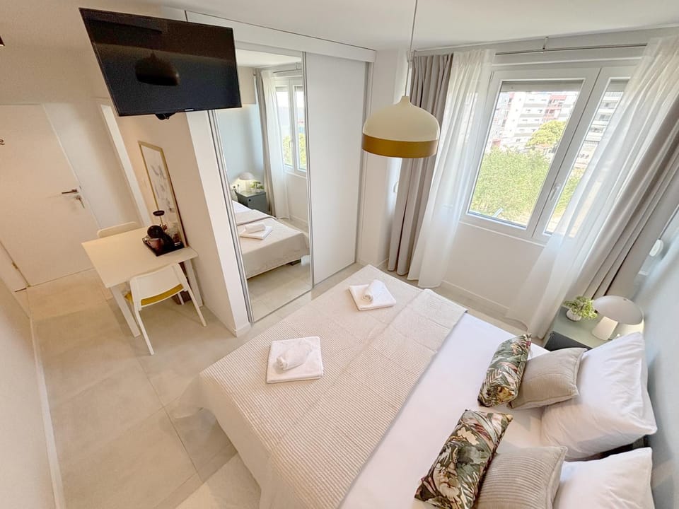 Bed, TV and multimedia, Seating area, Bedroom, towels