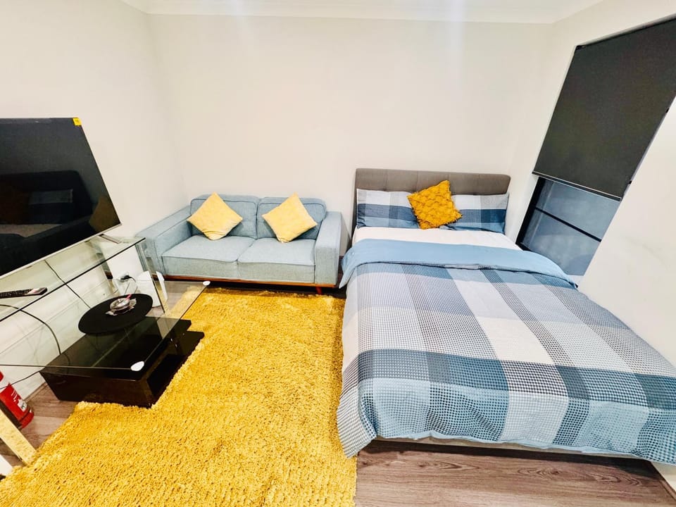 Communal lounge/ TV room, TV and multimedia, Living room, Seating area, Evening entertainment