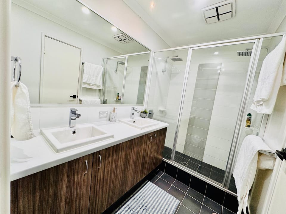 Shower, Bathroom, Bath, towels