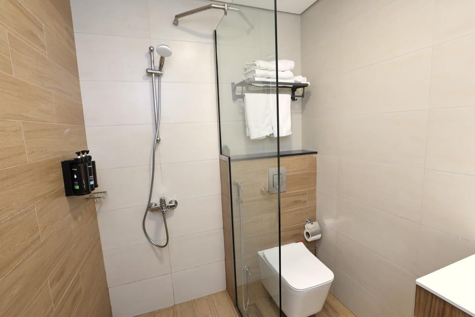 Shower, Toilet, Bathroom, towels