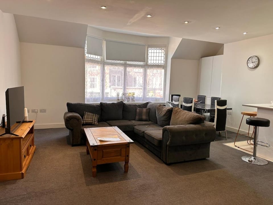 High Street Duplex 3 Bed Flat Apartment in Staines-upon-Thames