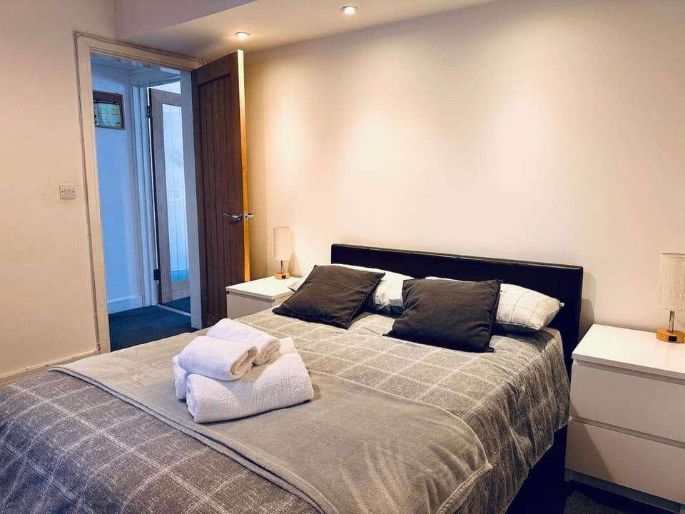 High Street Duplex 3 Bed Flat Apartment in Staines-upon-Thames