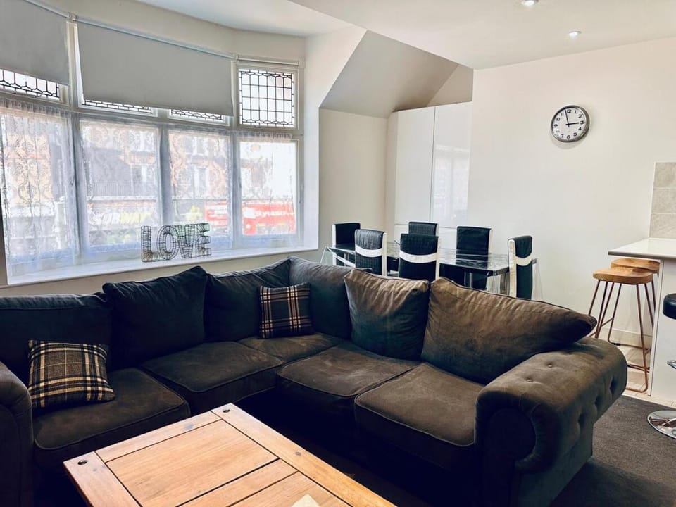 High Street Duplex 3 Bed Flat Apartment in Staines-upon-Thames