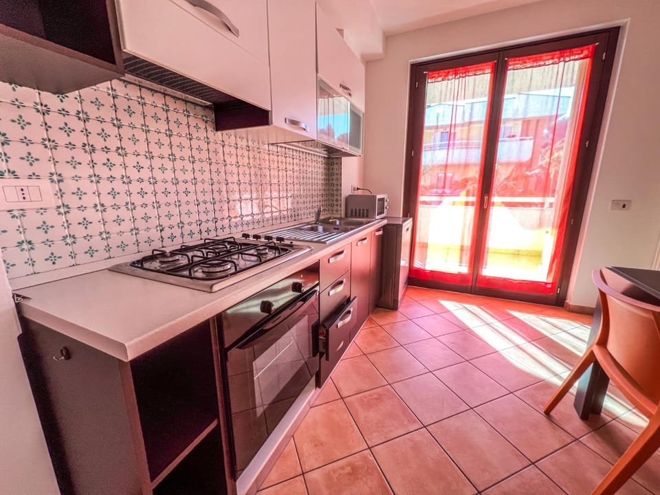 Kitchen or kitchenette, dishwasher, stove