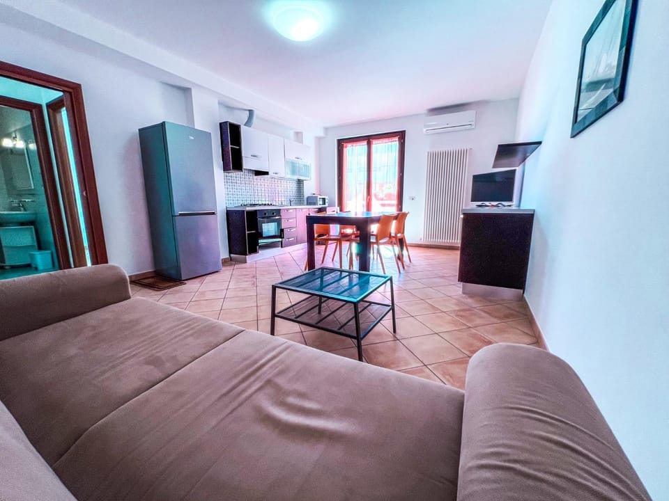 TV and multimedia, Kitchen or kitchenette, Living room, Seating area, Dining area