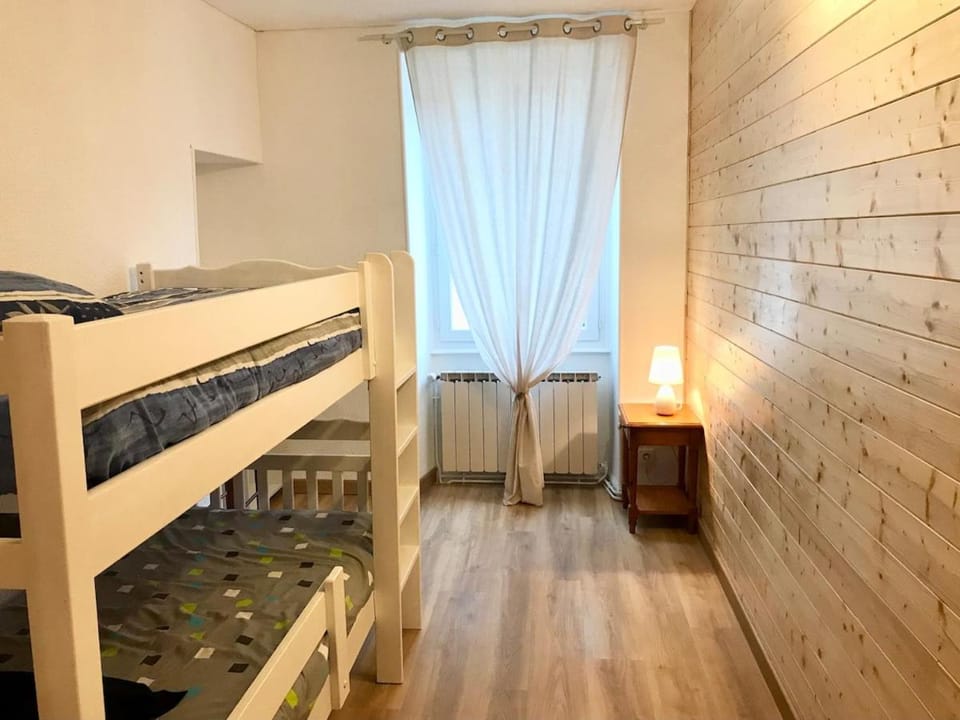 Bedroom, bunk bed