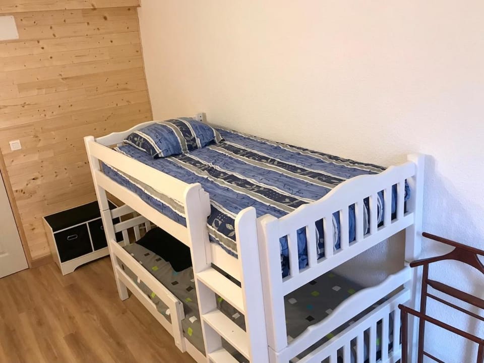 Bedroom, bunk bed