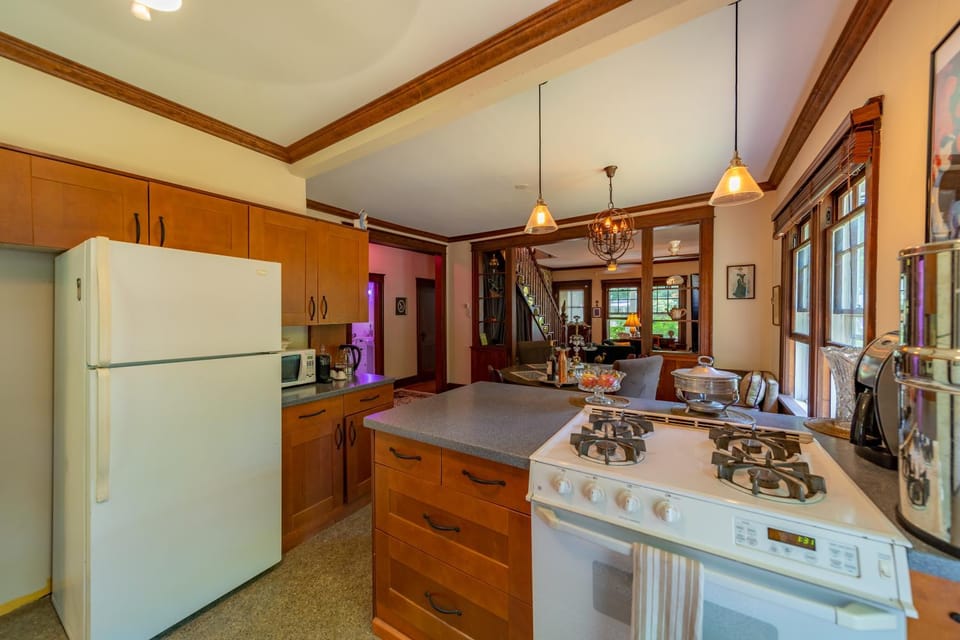 Kitchen or kitchenette, dishwasher, oven, stove