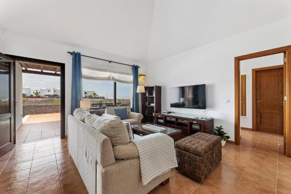 Lanzarote Villa 3 Islands - Pool Heated Villa in Playa Blanca