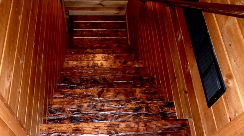 Rustic Log Cabin For a Group Getaway near Lake Cumberland in Kentucky Cabin in Kentucky