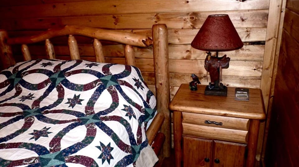 Rustic Log Cabin For a Group Getaway near Lake Cumberland in Kentucky Cabin in Kentucky