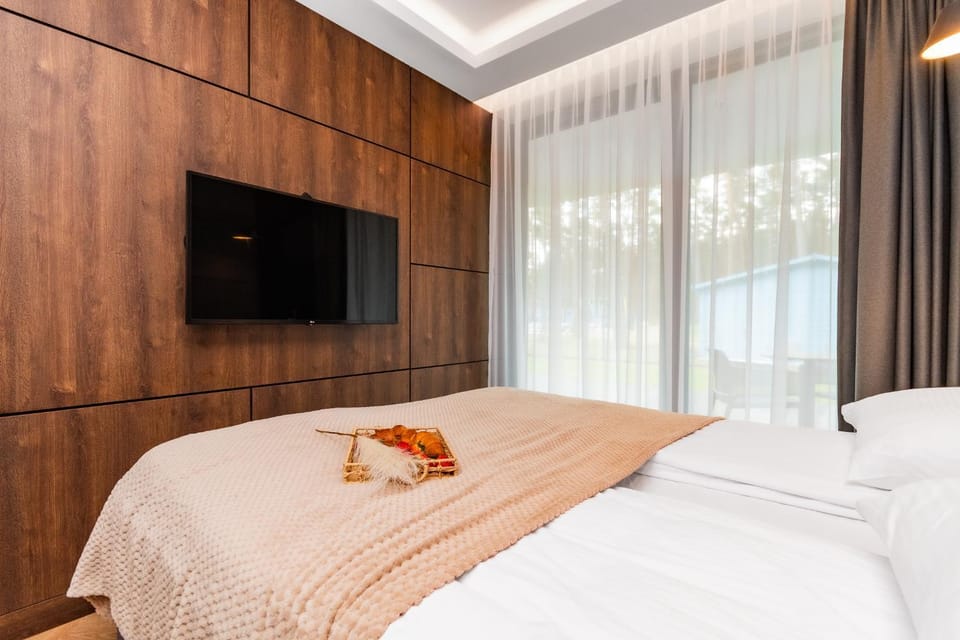 Bed, TV and multimedia, Bedroom