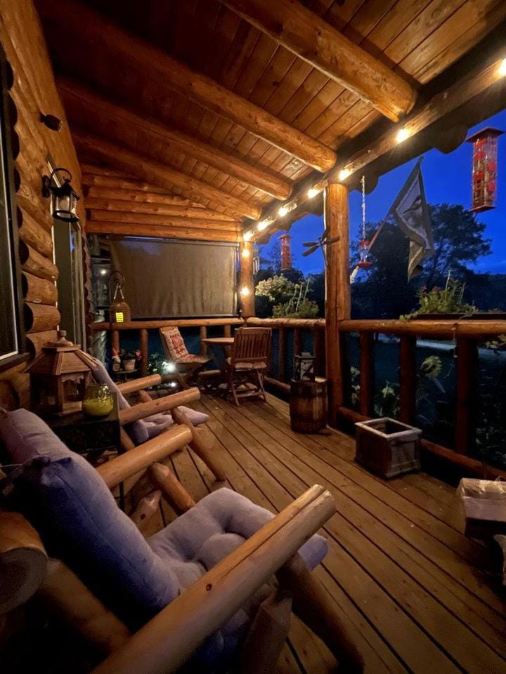 Romantic Nature Escape: Beautiful Log Cabin with Amazing Views and Hiking Trails Nearby in the White Mountains, New Hampshire Cabin in Lisbon