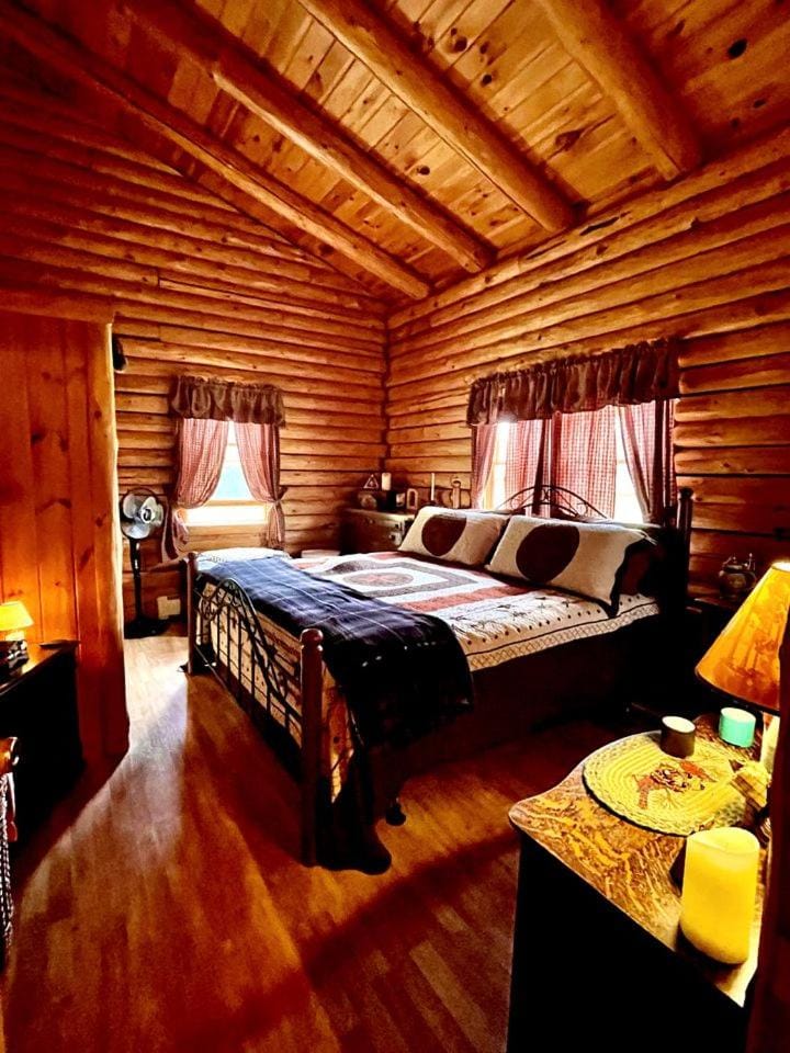 Romantic Nature Escape: Beautiful Log Cabin with Amazing Views and Hiking Trails Nearby in the White Mountains, New Hampshire Cabin in Lisbon